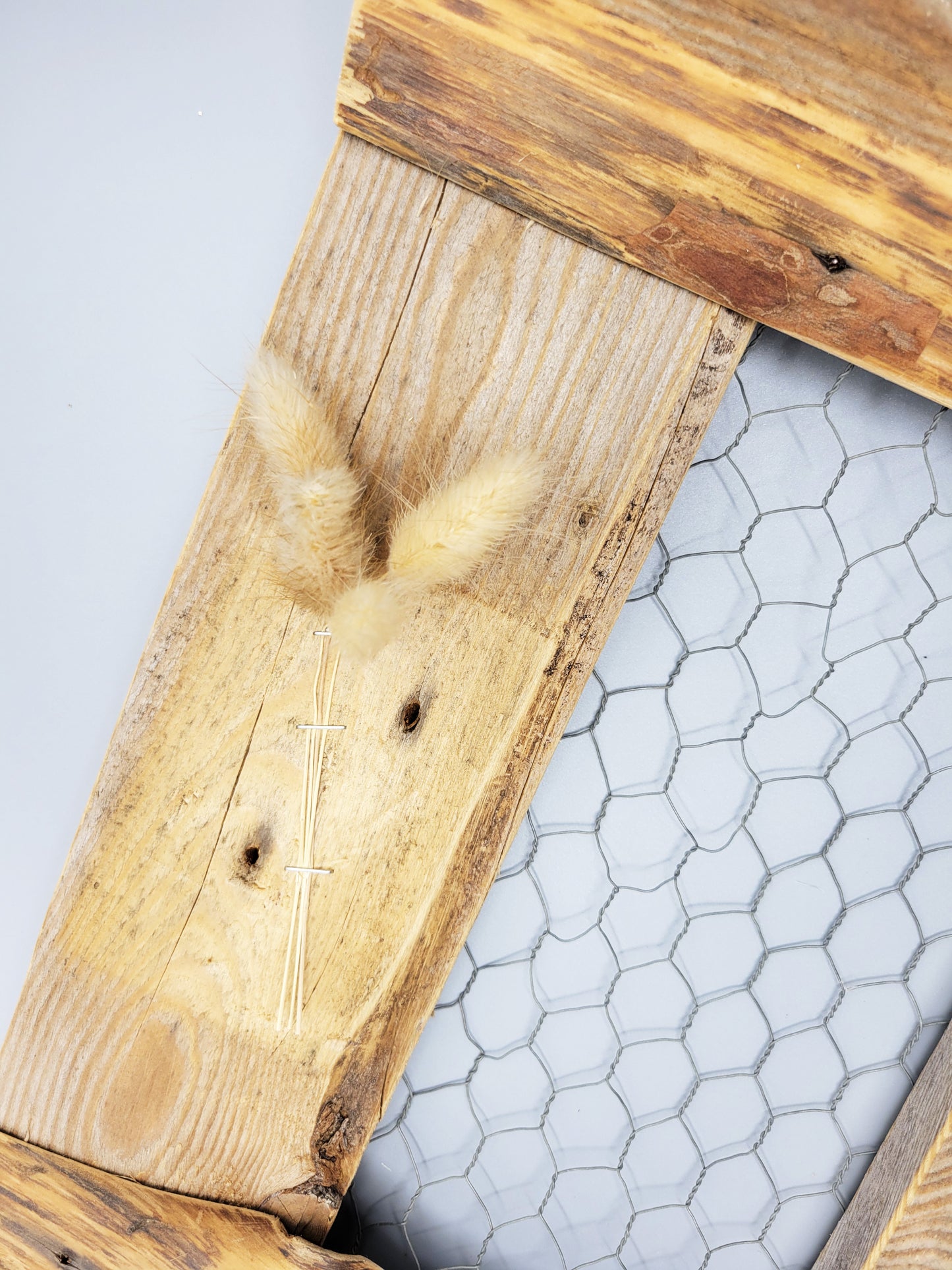 Tableau grillage et bois