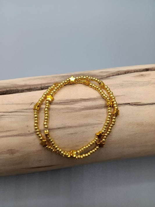 Bracelet double, perles et étoiles dorées.